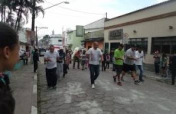 Gincana de rua incentiva a interação entre pais e filhos