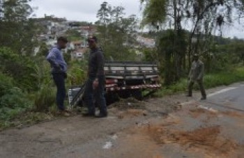 Caminhão cai na estrada do pavan: