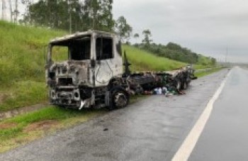 Fogo em caminhão fecha a Ayrton Senna em Mogi