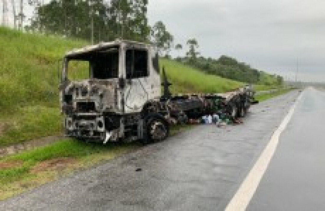 Fogo em caminhão fecha a Ayrton Senna em Mogi