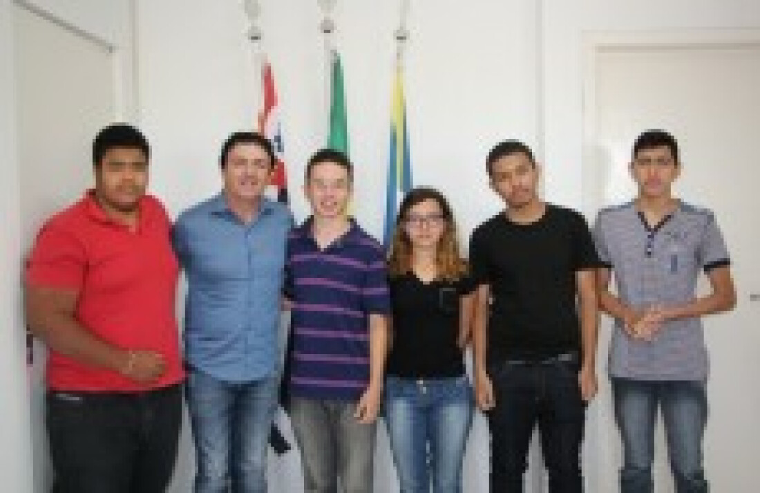 Estudantes visitam prefeito de Biritiba: