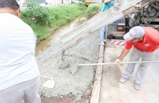 Bairros recebem serviços de drenagem e zeladoria