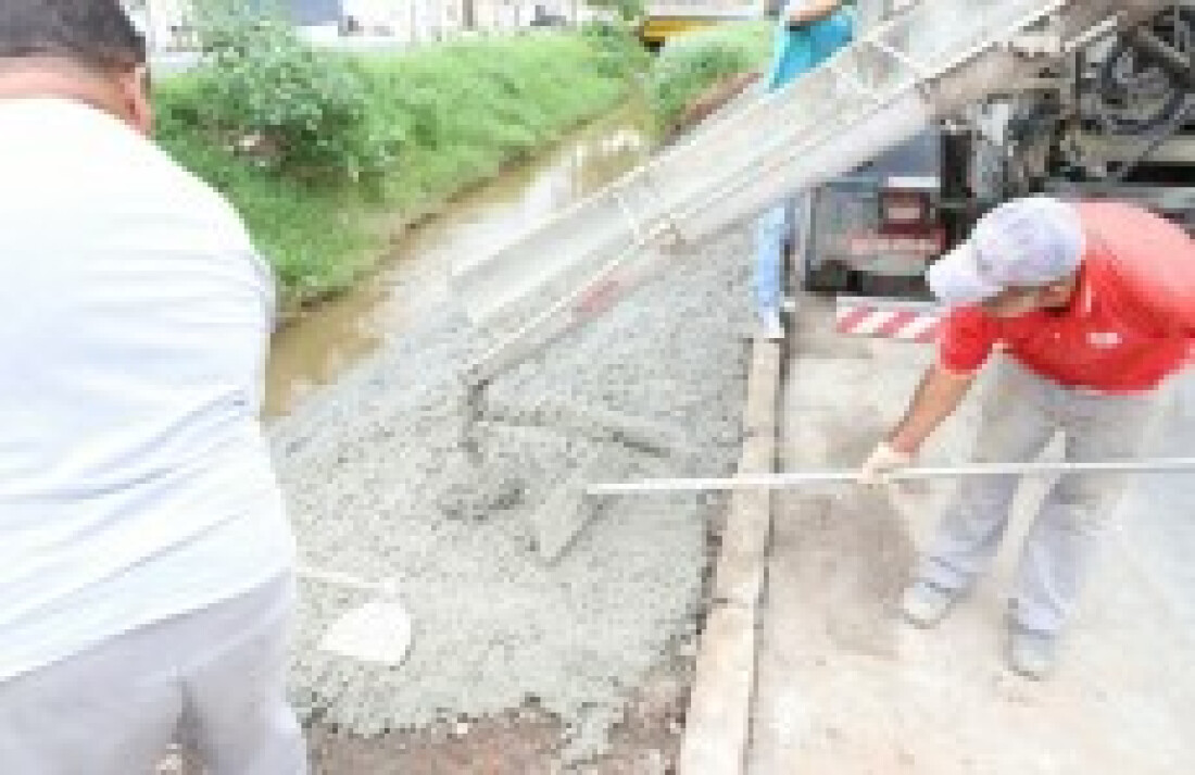 Bairros recebem serviços de drenagem e zeladoria
