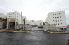 Moradores de condomínio lutam por serviços básicos