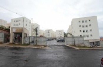 Moradores de condomínio lutam por serviços básicos