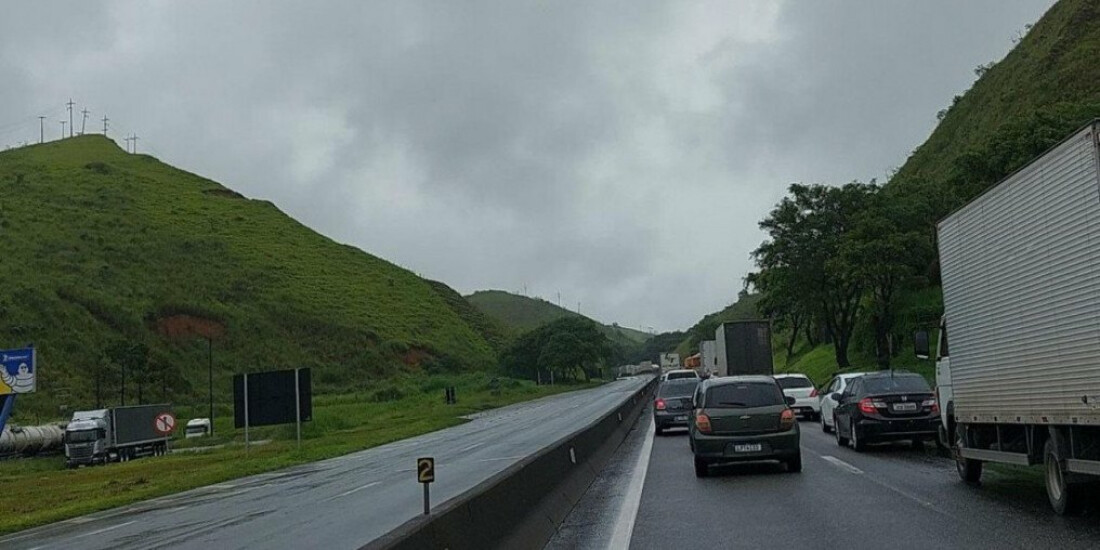 Queda de barreira provoca nova interdição da Via Dutra no Rio