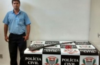 Suspeito de assassinato se entrega para a polícia