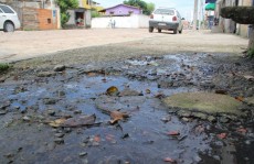 Dona de casa reclama de vazemento