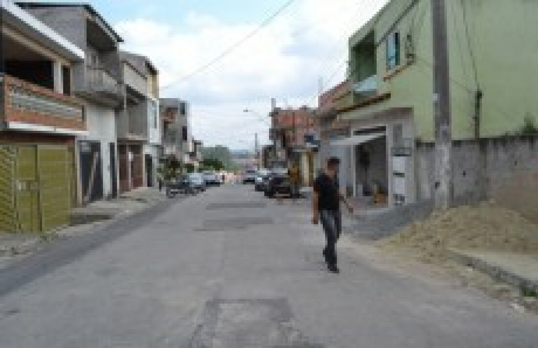 Moradores aguardam rede de esgoto na Vila Pereira