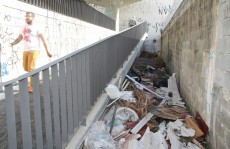 Lixo em passarela gera reclamações: