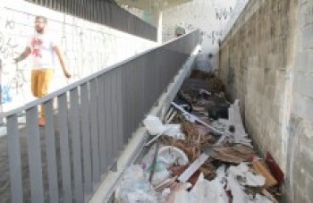 Lixo em passarela gera reclamações: