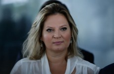 Joice acusa filhos de Bolsonaro na CPMI