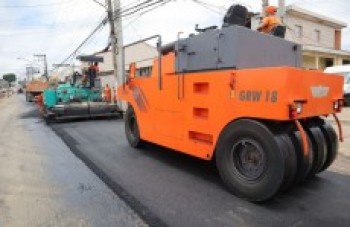 Rua Caboclos recebe camada de asfalto