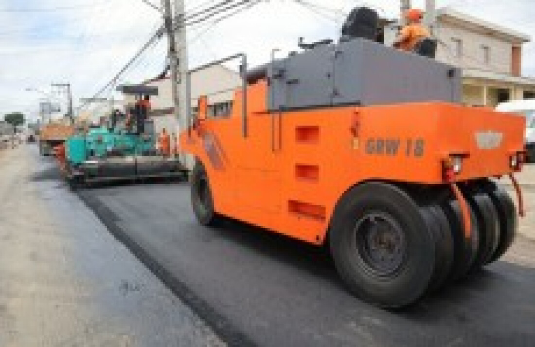 Rua Caboclos recebe camada de asfalto