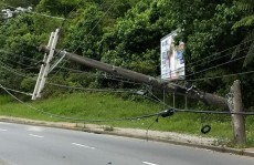Caminhão derruba poste energizado na via Perimetral: