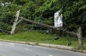 Caminhão derruba poste energizado na via Perimetral: