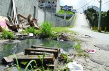 Vazamento na rua São Paulo, perto da avenida Miguel Gemma