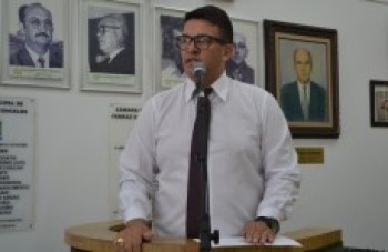 Vereador questiona prefeitura sobre distribuição de uniformes