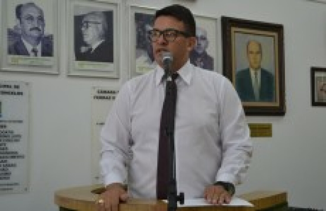 Vereador questiona prefeitura sobre distribuição de uniformes