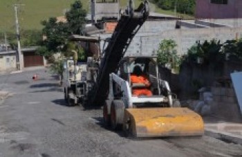 Bairro Jardim Ikeda começa a receber manutenção asfáltica