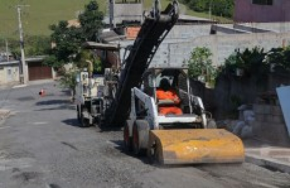 Bairro Jardim Ikeda começa a receber manutenção asfáltica