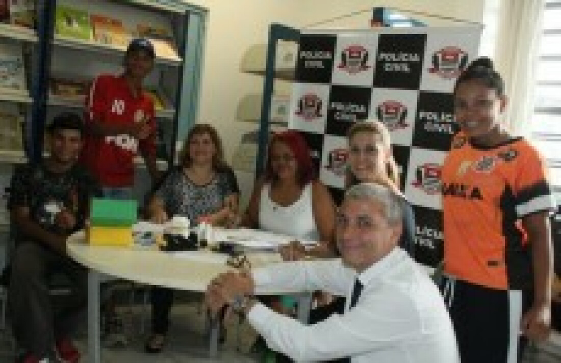 'Delegacia Legal' emite RG em escola