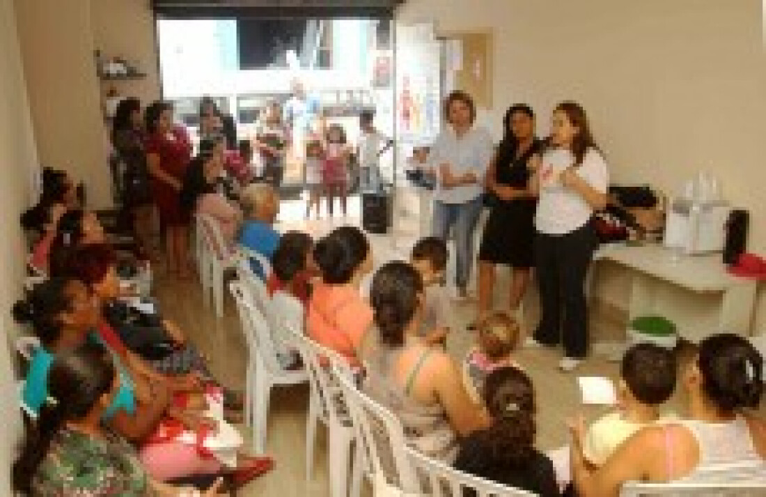 Fundo Social de Itaquá entrega roupas em 2 bairros da cidade