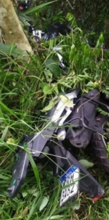 Policiais Militares localizam moto roubada em matagal