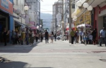 Frente fria chega e interrompe sequência de calor na região