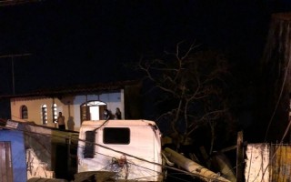 Caminhão bate em muro