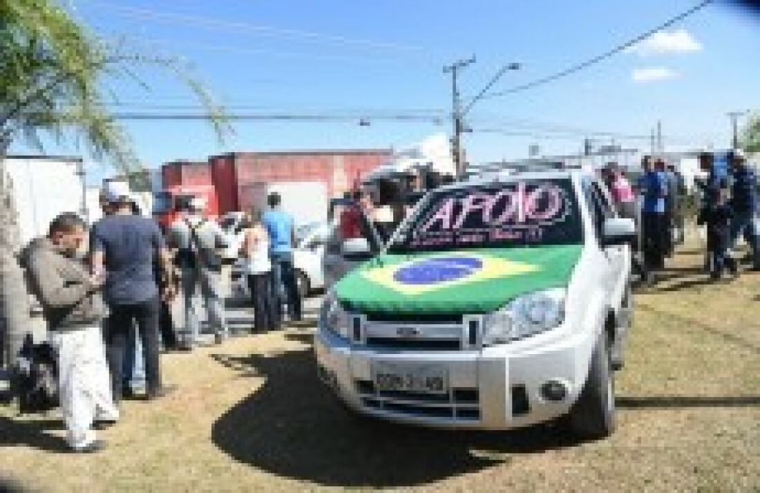 Caminhoneiros mantém a greve pelo nono dia