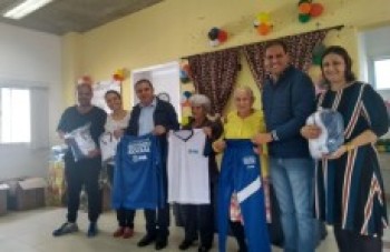 Idosos ganham uniformes para atividades físicas