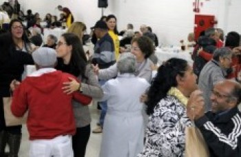 Terceira edição da 'Noite de Caldos' atende 150 idosos