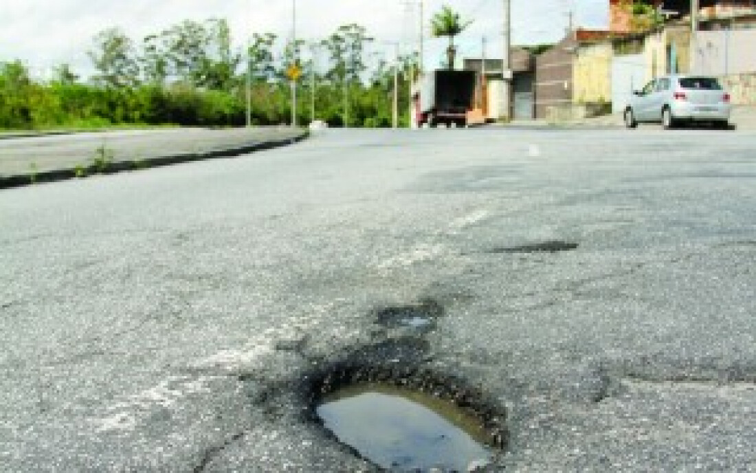 Avenida: buracos, desníveis e poças