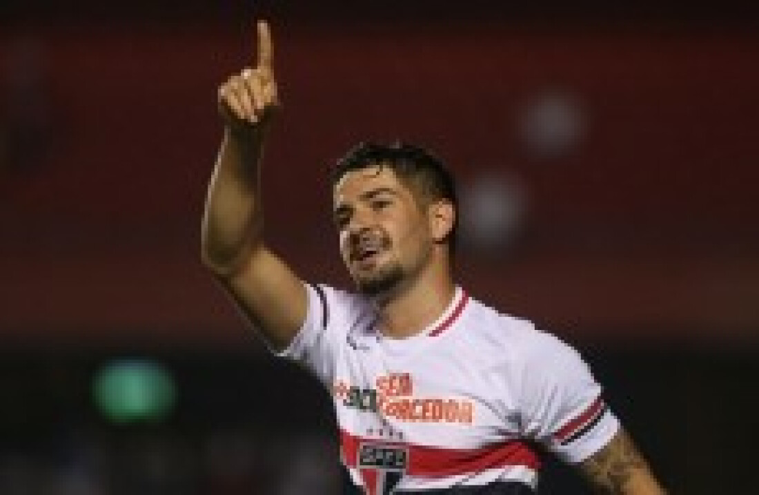 Atacante Pato trata dores musculares no CT Tricolor