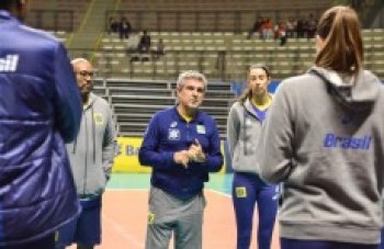 Seleção feminina de voleibol faz 1º treino na Arena Suzano