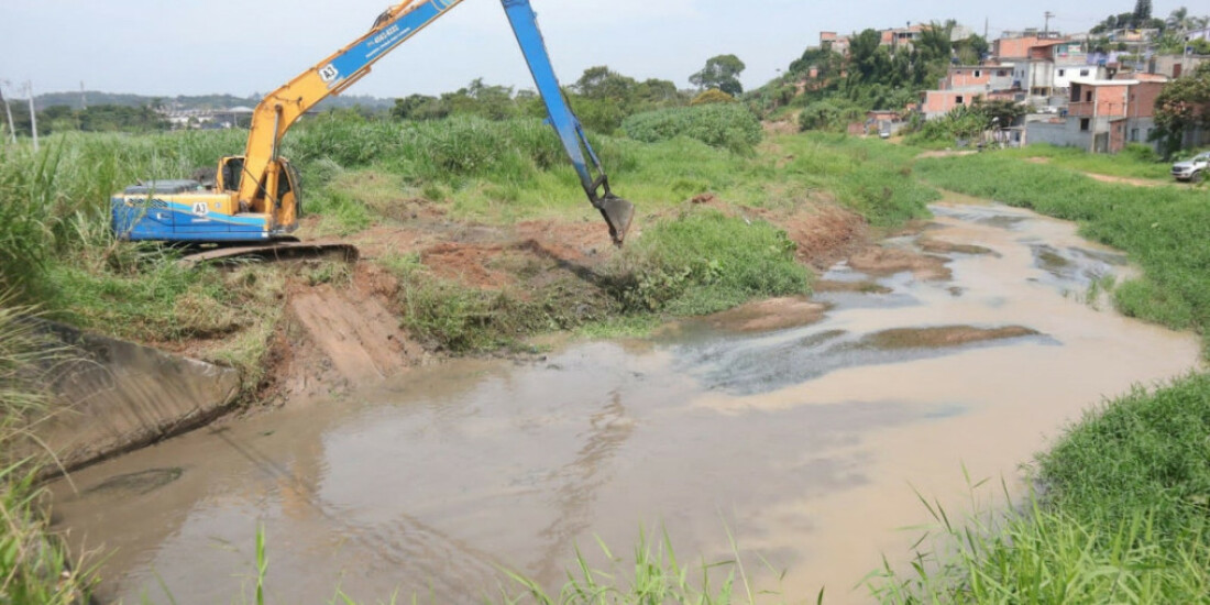 Manutenção e Serviços Urbanos trabalha no desassoreamento do rio Taiaçupeba-Mirim