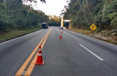 Caminhão tem pane e trava uma pista da Mogi-Bertioga