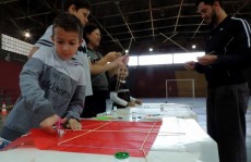 Iniciativa reúne crianças para oficinas de pipas no ginásio