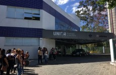 Funcionários de hospital fazem novo protesto e cobram solução