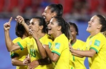 Com gol de Marta, seleção bate a Itália e avança para as oitavas