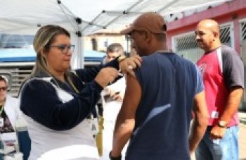 Ferraz vacina 350 pessoas durante o final de semana