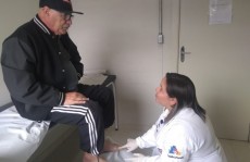 Enfermeira dá orientação sobre como aplicar insulina