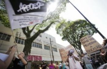 Apeoesp faz manifestação na praça João Álvares