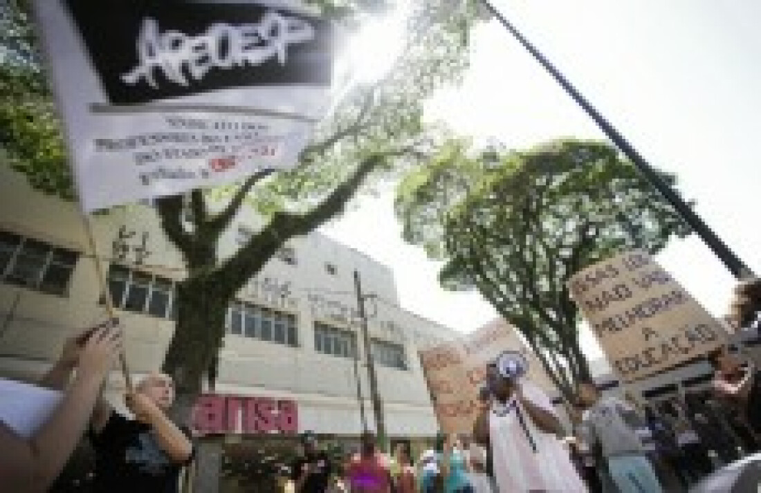 Apeoesp faz manifestação na praça João Álvares