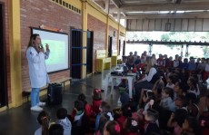 Saúde bucal é assunto de teatro e palestra em escola