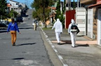 Saúde nebuliza Arujamérica contra mosquito da dengue