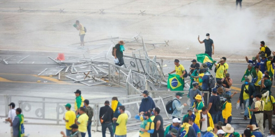 Manifestantes invadem Congresso, Planalto e STF