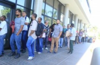 Vagas para construção civil no exterior atraem 2 mil pessoas