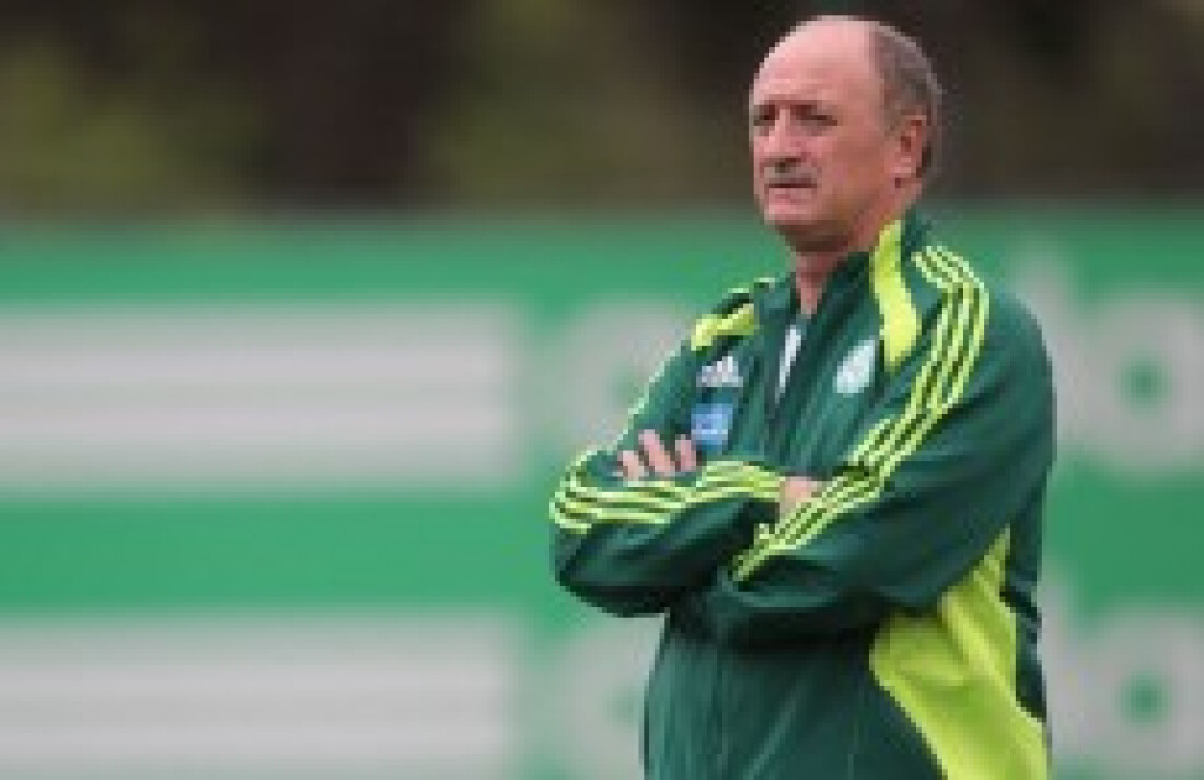 Sob olhar dos torcedores Palmeiras estreia em casa